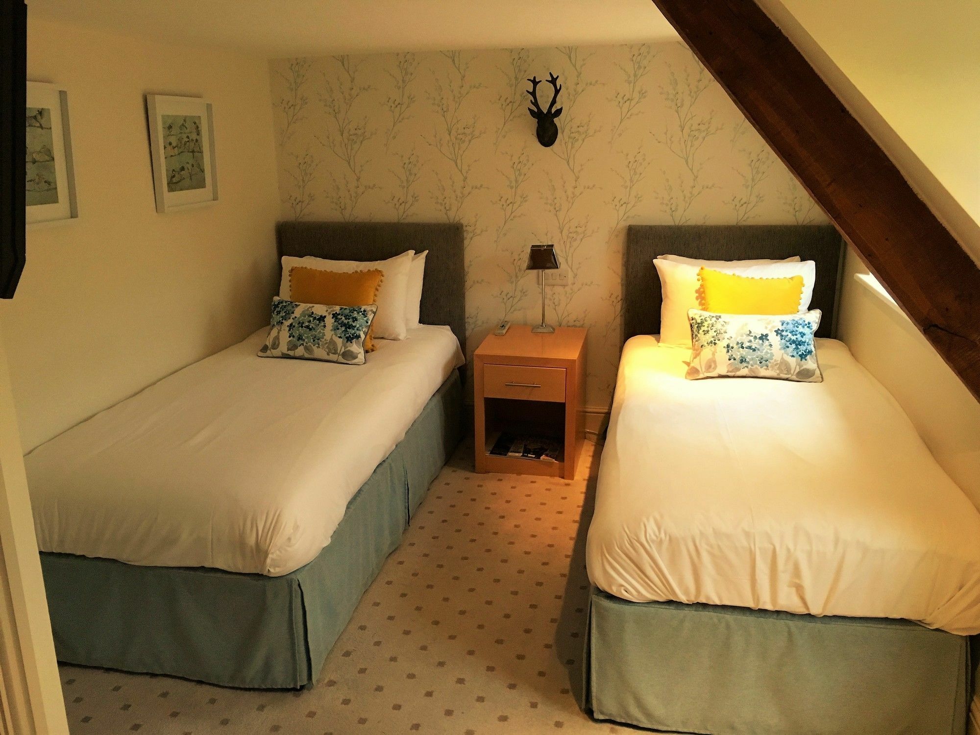The Highworth Hotel Swindon Extérieur photo